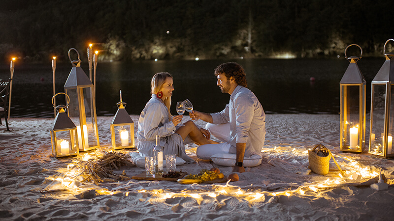 couple having dinner at the beach