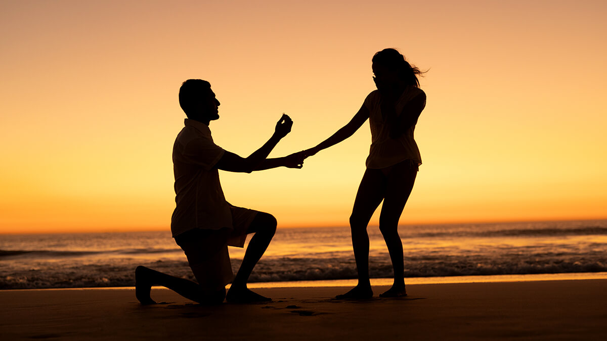 man proposing a woman at the beach