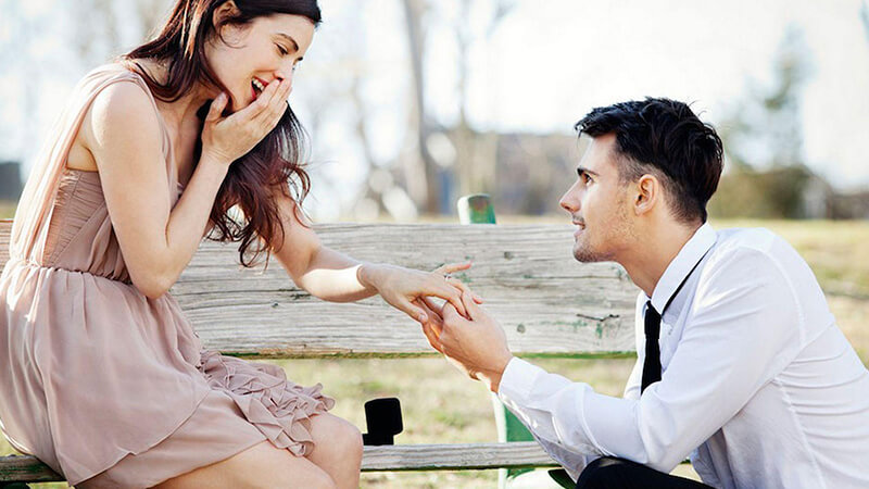 man proposing a woman