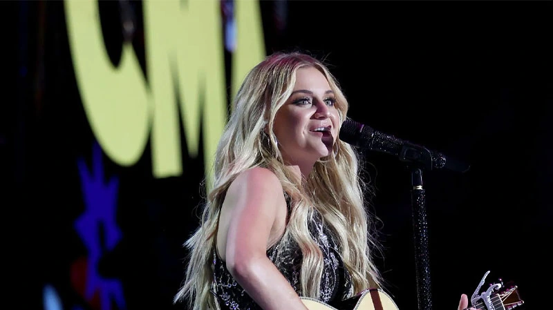 kelsea ballerini in cma fest