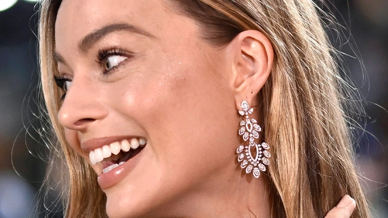  Robbie's Mesmerizing Chandelier Earrings 