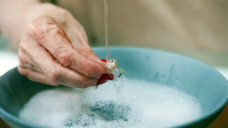 cleaning your engagement ring