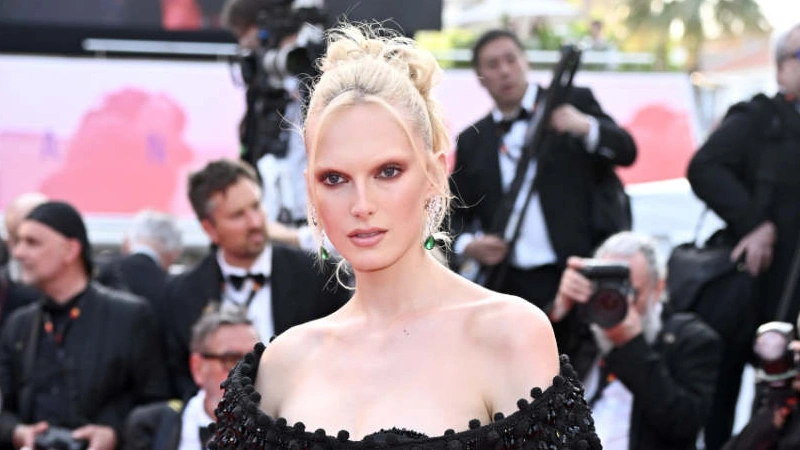 Alex Consani in dazzling emerald earrings