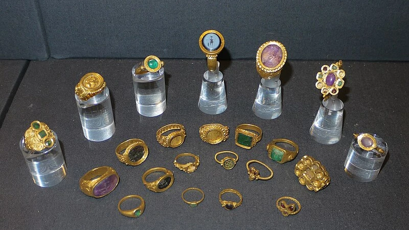 image showing different sizes of ring from small to big