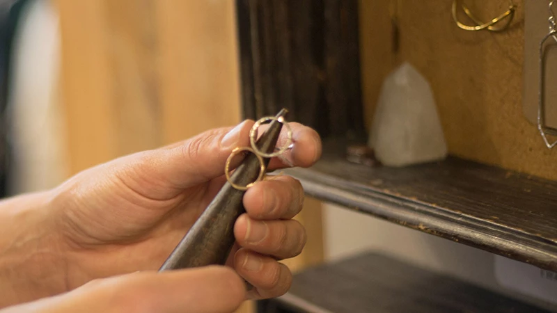 jeweler's image showing he is resizing a ring