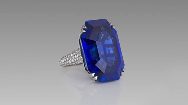 Blue sapphire ring with prong setting